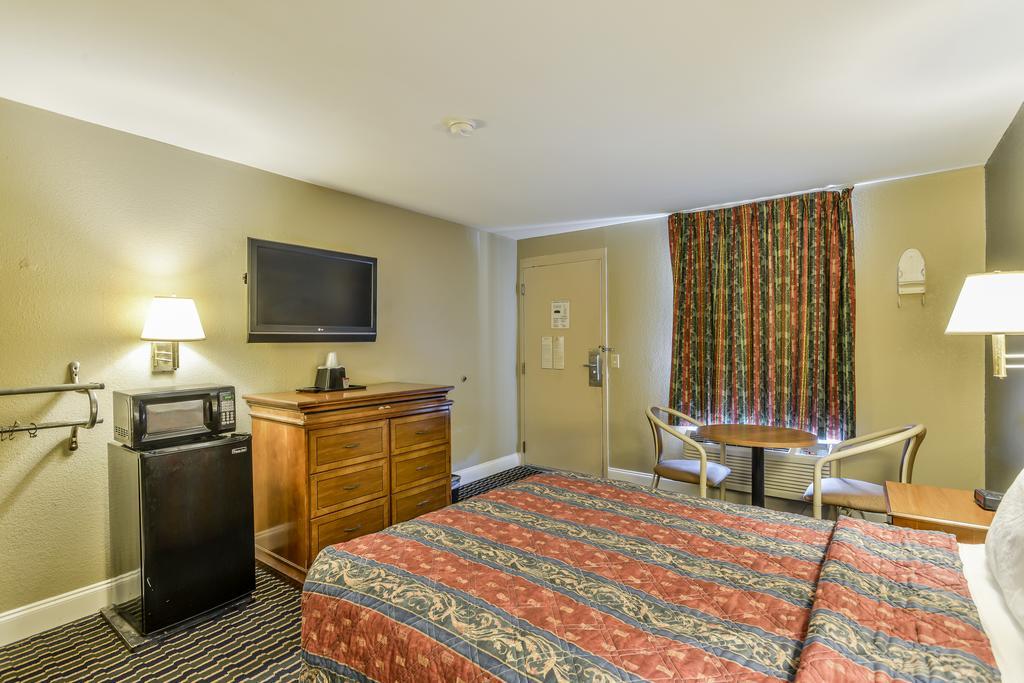 Wake Inn Raleigh Exterior foto